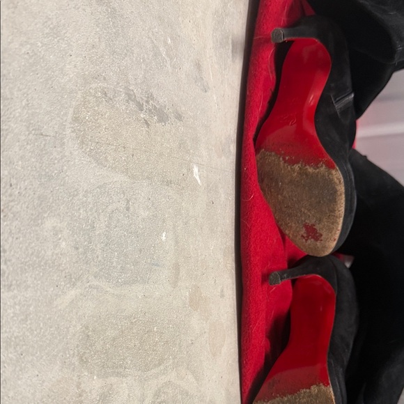 Christian Louboutin Black Pumps with Iconic Red Soles - Picture 4 of 7